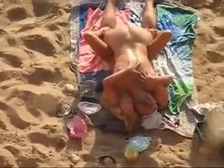 Нудистская пара секс на пляже